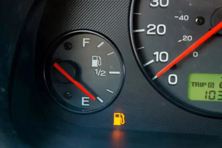 با چراغ روشن بنزین خودرو چند کیلومتر را می‌توان پیمود؟