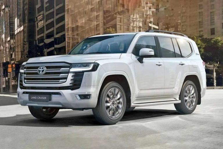 لندکروز ۳۰۰ وارد ایران شد