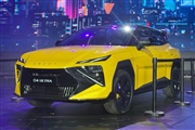 تصویری از اومودا O4 اولترا در رنگ زرد الکتریکی