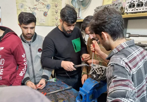 تصویری از کلاس درس برق خودرو و باز کردن دینام خودرو